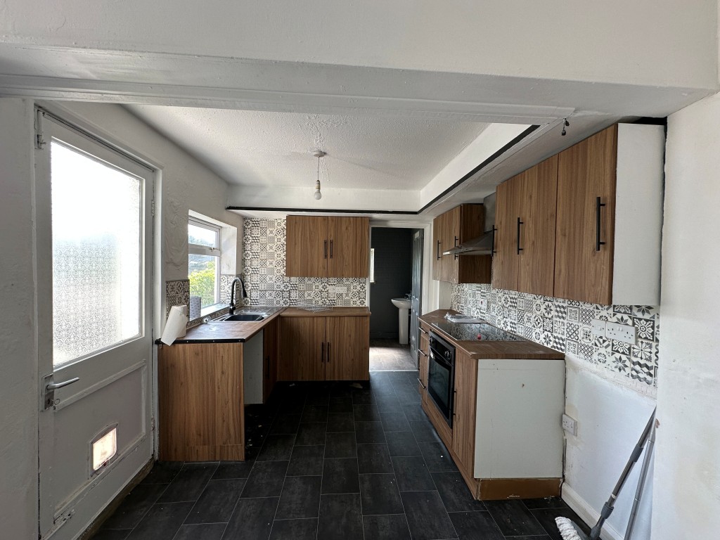 Lot: 103 - THREE-BEDROOM END-TERRACE PROPERTY - Kitchen with access to outside